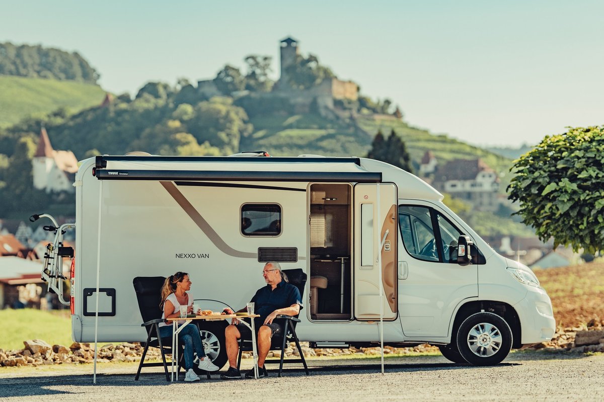 Wohnmobil vor Burg Hohenbeilstein | © Chris Frumolt | HeilbronnerLand