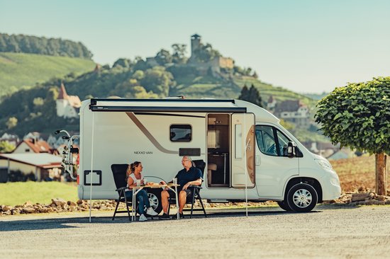 Wohnmobil vor Burg Hohenbeilstein | © Chris Frumolt | HeilbronnerLand