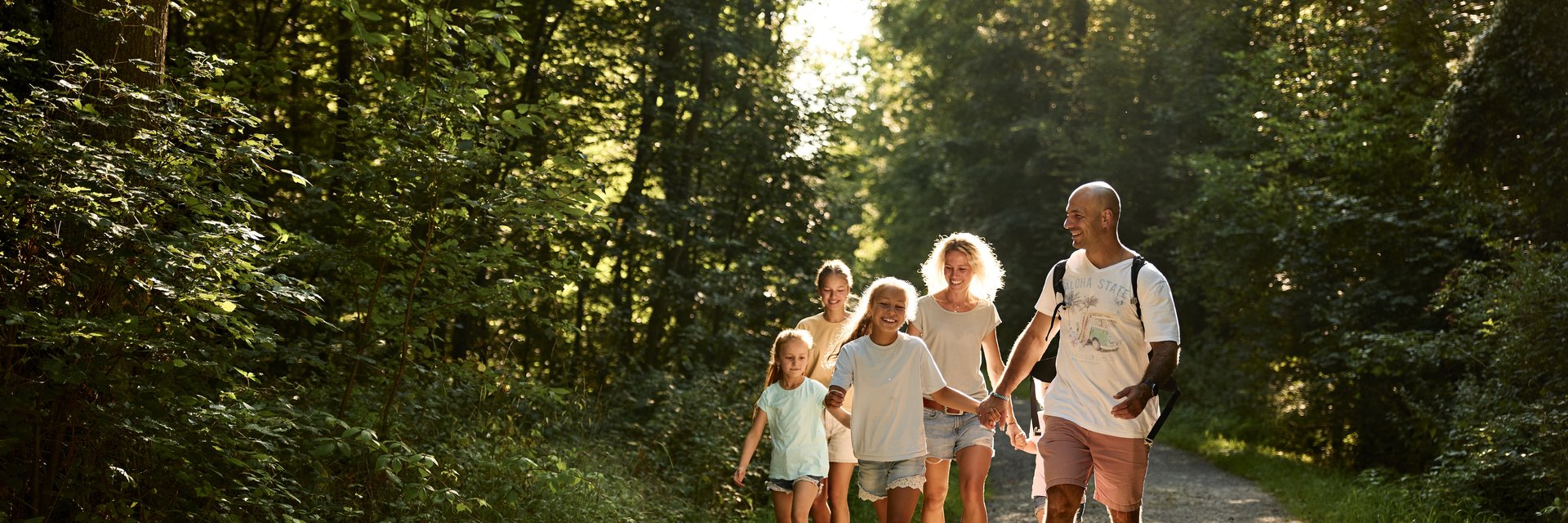 Familie beim Wandern im Wald 