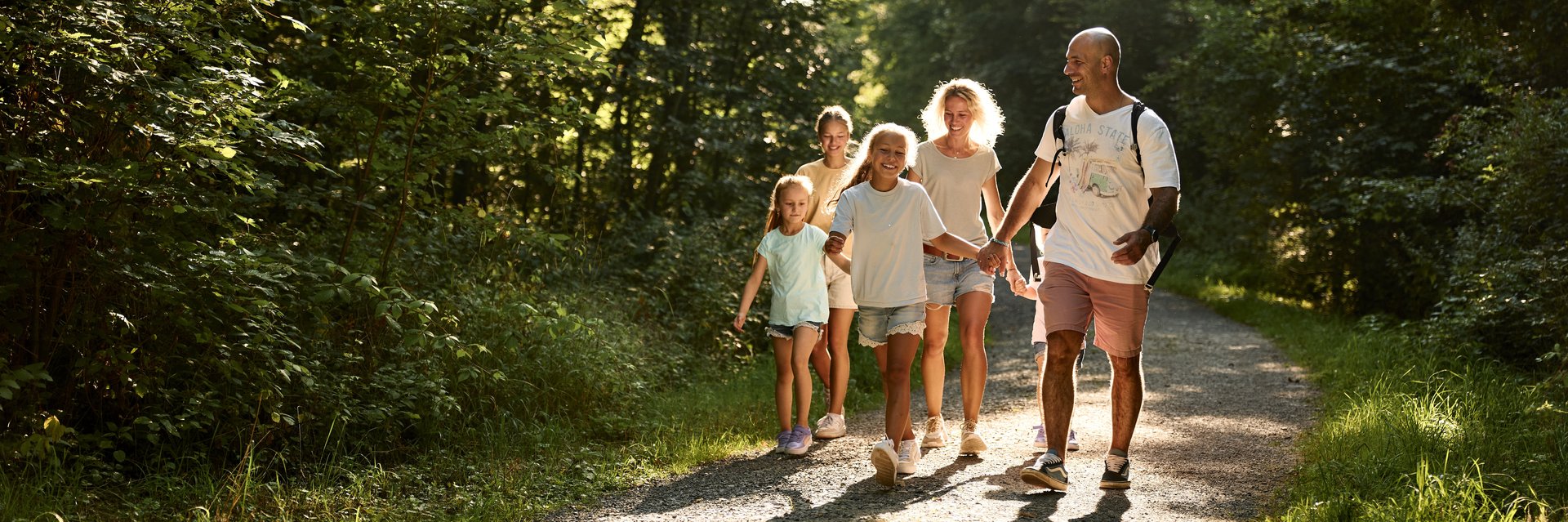 Familie beim Wandern im Wald 