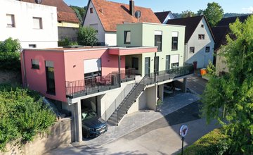 Moderne zweistöckige Wohnhäuser mit Flachdach und großer Terrasse auf Stelzen in einem Wohngebiet