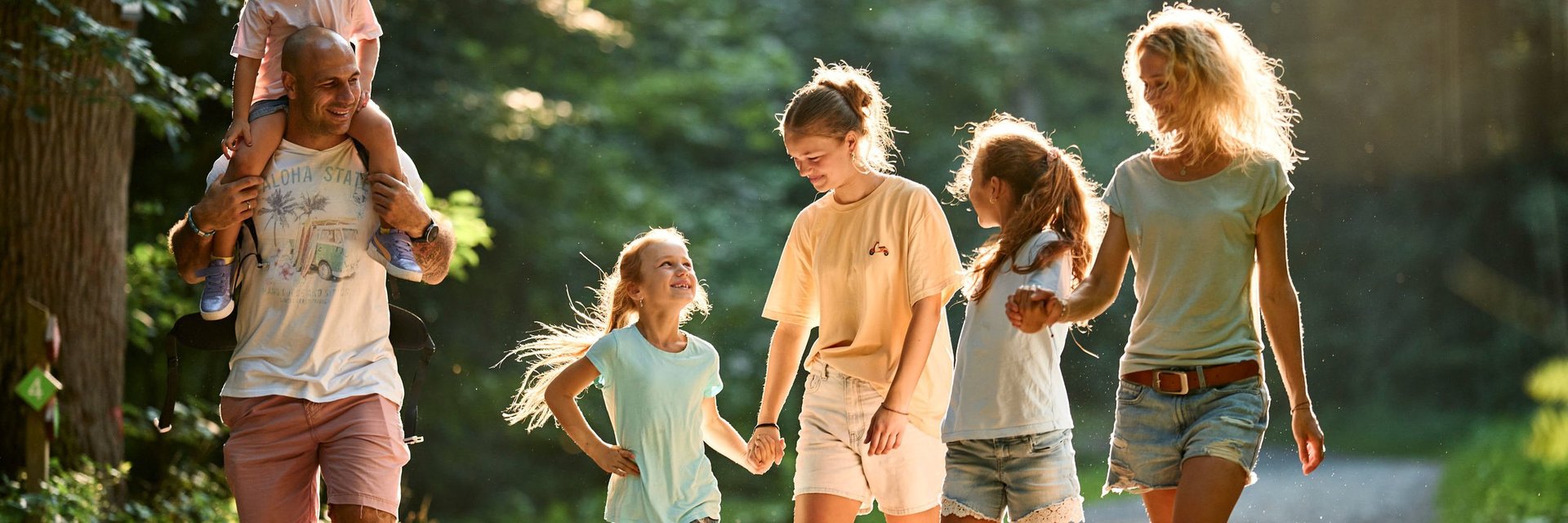 Lachende Familie mit Kindern im Wald