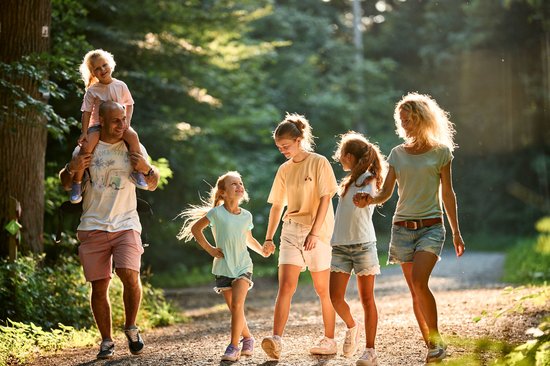 Lachende Familie mit Kindern im Wald