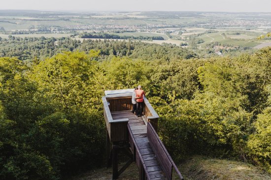 Aussichtsplattform mit zwei Wandernden, die die Aussicht genießen
