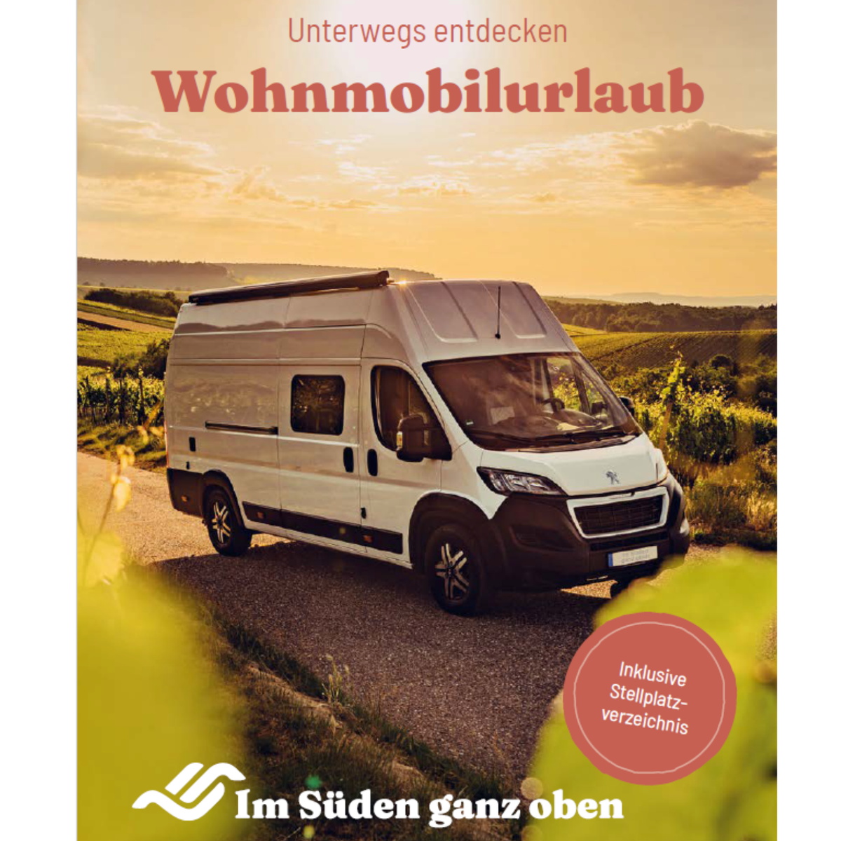 Wohnmobil auf Landstraße vor hügeliger Landschaft bei Sonnenuntergang mit Text 'Unterwegs entdecken Wohnmobilurlaub' und Verzeichnis von Regionen im Süden