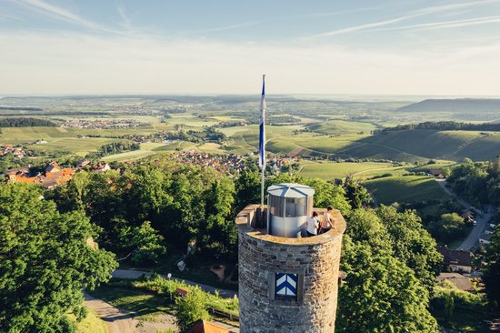 Turm der Burgruine Löwenstein mit Ausblick über das Weinsberger Tal