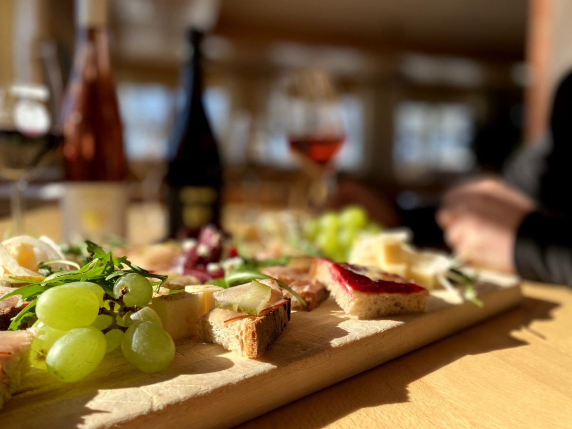 Vesper-Platte in der Besenwirtschaft des Weingut Holzapfel 